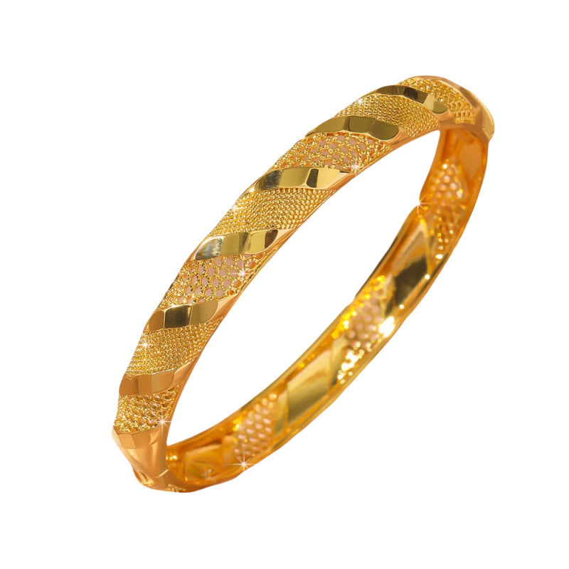 Personalized Hollowed-Out Women's Bracelet That Retains Its Color Over Time