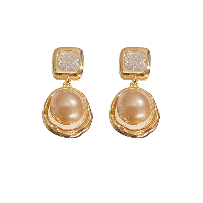 Chic And Fashionable Geometric Metal Pearl Earrings With A Unique Design