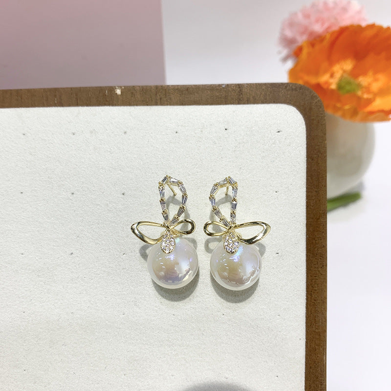 Minimally Designed Mermaid Pearl Earrings