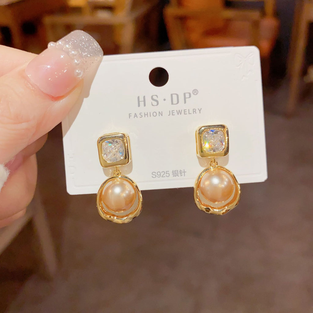 Chic And Fashionable Geometric Metal Pearl Earrings With A Unique Design